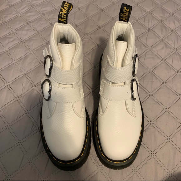 Dr. Martens Devon Heart Boots -LIMITED EDITION - Picture 3 of 7